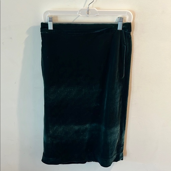 Elegant Velvet Skirt - Picture 2 of 7